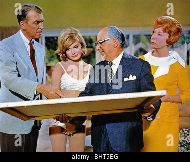 La prendre, ELLE EST À MOI - 1963 film TCF avec James Stewart et Sandra Dee à gauche Banque D'Images