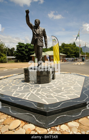Statue de Nelson Mandela à l'entrée de l'ancienne prison Victor Verster maintenant appelé le Centre correctionnel de Drakenstein près de Paarl SA Banque D'Images