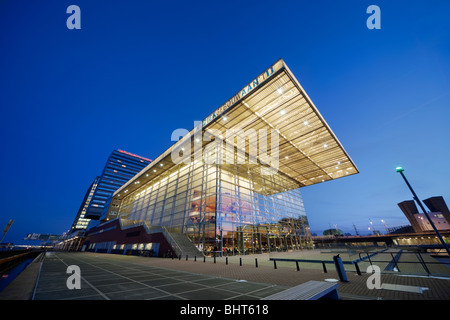 Amsterdam Muziekgebouw aan 't IJ, la musique à l'IJ ; Restaurant Star Ferry au crépuscule. Movenpick Hotel ; le terminal de croisière. Banque D'Images