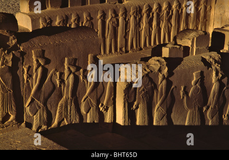 Sculpture Relief de l'objet de l'Empire personnes Achaemenian grimper l'escalier Persepolis, Iran Banque D'Images