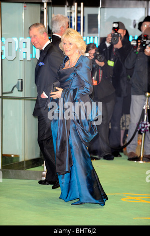 Son ALTESSE ROYALE LE PRINCE CHARLES et la duchesse de Cornouailles CAMILLA ALICE AU PAYS DES MERVEILLES FILM PREMIERE CINÉMA ODEON Leicester Square Londres E Banque D'Images