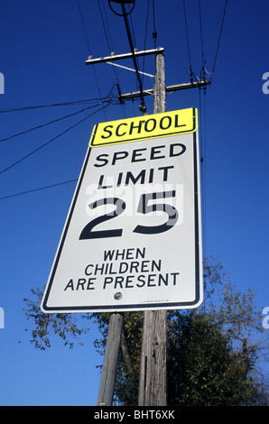 25 Limite de vitesse à l'école lorsque les enfants sont présents sign Banque D'Images