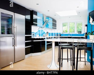 Selles noires équipé au tableau blanc en bleu et noir avec une grande cuisine moderne de style américain de l'acier inoxydable réfrigérateur-congélateur Banque D'Images