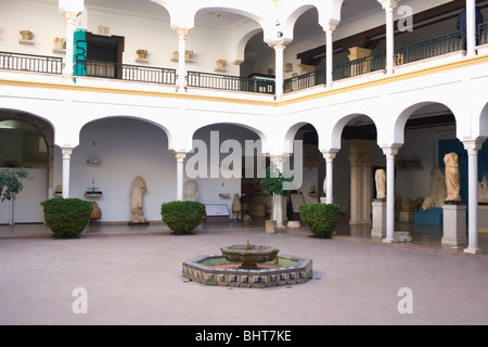 Patio intérieur du musée archéologique et ethnologique, Cordoba, Espagne. Banque D'Images