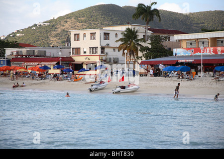 Caraïbes, Philipsburg, St Martin, côté néerlandais de l'île, plage avec sports nautiques. Banque D'Images