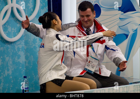 Yu-Na Kim (KOR) avec son entraîneur Brian Orser dans le baiser et pleurer après avoir participé dans le programme court dames de patinage artistique Banque D'Images