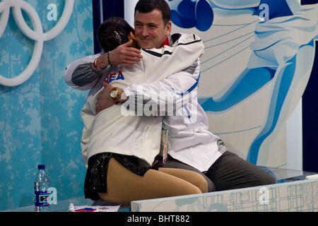 Yu-Na Kim (KOR) avec son entraîneur Brian Orser dans le baiser et pleurer après avoir participé dans le programme court dames de patinage artistique Banque D'Images