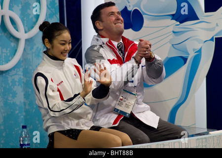 Yu-Na Kim (KOR) avec son entraîneur Brian Orser dans le baiser et pleurer après avoir participé dans le programme court dames de patinage artistique Banque D'Images