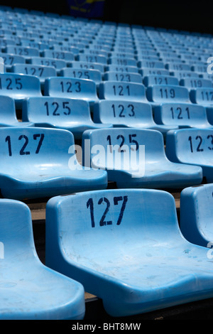 Des rangées de sièges en plastique bleu vide Alberto J Armando la bombonera stadium accueil de football club Atlético Boca Juniors Banque D'Images