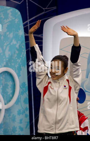 Yu-Na Kim (KOR) avec son entraîneur Brian Orser dans le baiser et pleurer après avoir participé dans le programme court dames de patinage artistique Banque D'Images