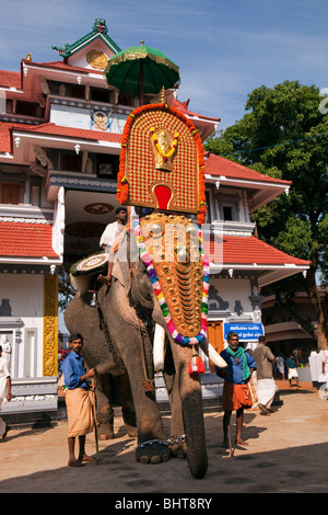 L'Inde, le Kerala, Koorkancherry Thaipooya Mahotsavam caparisoned, festival de l'éléphant à l'intérieur du Temple Sree Maheswara, Banque D'Images