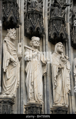 Statues autour de la porte de la cathédrale de Cologne, Cologne, Allemagne Banque D'Images