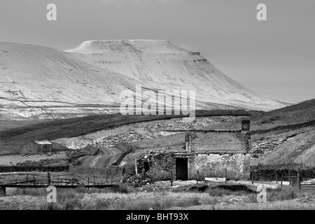 Le bâtiment en ruine 'Gayle Beck Lodge ', en vue d'Ingleborough, l'un des trois pics dans les vallées du Yorkshire, Angleterre Banque D'Images