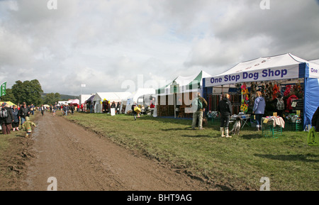 Les visiteurs de marcher dans la boue à Chatsworth Pays ou juste jeu de Chatsworth House Angleterre Derbyshire UK Banque D'Images