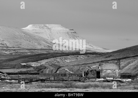 Le bâtiment en ruine 'Gayle Beck Lodge ', en vue d'Ingleborough, l'un des trois pics dans les vallées du Yorkshire, Angleterre Banque D'Images