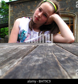 Pré Sulky girl à une table Banque D'Images