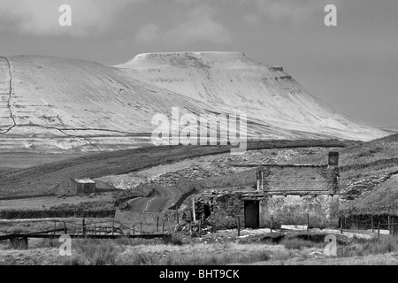 Le bâtiment en ruine 'Gayle Beck Lodge ', en vue d'Ingleborough, l'un des trois pics dans les vallées du Yorkshire, Angleterre Banque D'Images