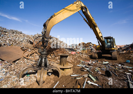 Machine d'excavation, avec de grandes griffes, pince à ferraille. Banque D'Images