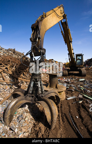 Machine d'excavation, avec de grandes griffes, pince à ferraille. Banque D'Images