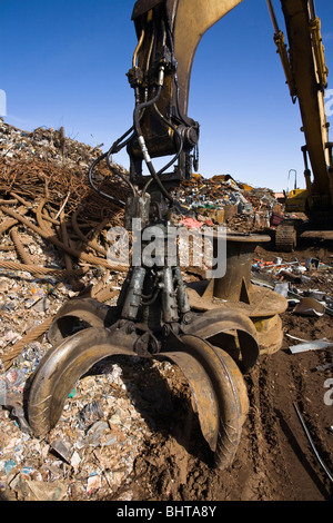 Machine d'excavation, avec de grandes griffes, pince à ferraille. Banque D'Images