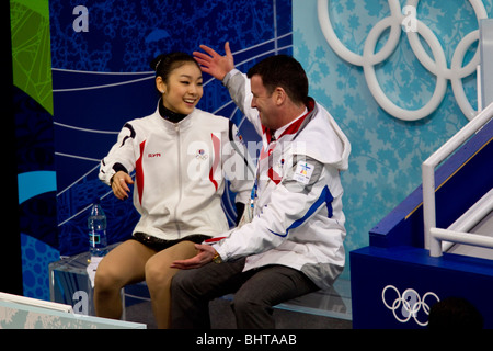 Yu-Na Kim (KOR) avec son entraîneur Brian Orser dans le baiser et pleurer après avoir participé dans le programme court dames de patinage artistique Banque D'Images