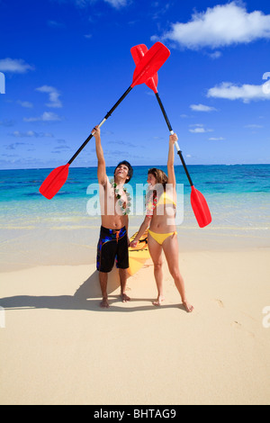Jeune couple avec un kayak à Hawaï Banque D'Images