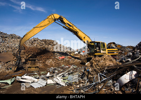 Machine d'excavation, avec de grandes griffes, pince à ferraille. Banque D'Images