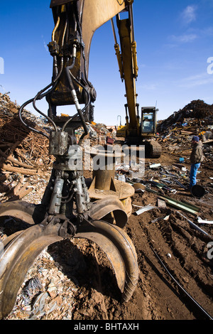 Machine d'excavation, avec de grandes griffes, pince à ferraille. L'homme dans la scène. Banque D'Images