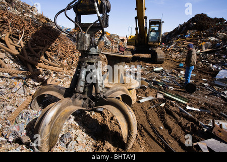 Machine d'excavation, avec de grandes griffes, pince à ferraille. L'homme dans la scène. Banque D'Images