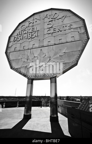 Le "Big Nickel' est un attrait touristique de Sudbury, Ontario, Canada. La ville est surtout connue pour ses mines de nickel. Banque D'Images