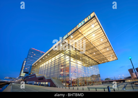 Amsterdam Muziekgebouw aan 't IJ, la musique à l'IJ ; Restaurant Star Ferry au crépuscule. Movenpick Hotel ; le terminal de croisière. Banque D'Images