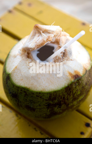 Ensemble Coconut drink sur table jaune at beach Banque D'Images