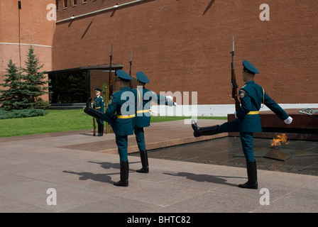 Le tarif horaire relève de la garde à la Tombe du Soldat inconnu dans le jardin Alexandrovsky, Moscou, Russie Banque D'Images