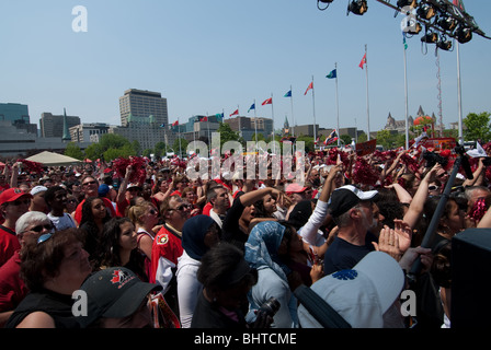 7 000 personnes se sont réunies à Ottawa des hôtels de ville pour un Pep Rally pour la finale de la Coupe Stanley de l'équipe de hockey des Sénateurs d'Ottawa le 24 mai 2007. Banque D'Images