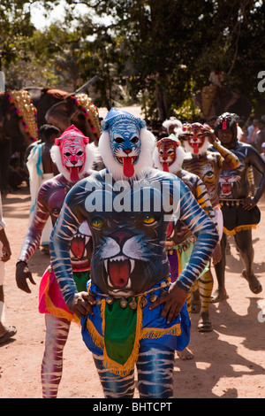 L'Inde, le Kerala, Adoor, Sree Parthasarathy temple, Gajamela Pulikali,, les hommes, avec des organes peint comme des animaux sauvages Banque D'Images