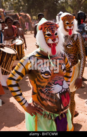 L'Inde, le Kerala, Adoor, Sree Parthasarathy temple, Gajamela Pulikali, danseur, avec le corps peint comme des animaux sauvages Banque D'Images