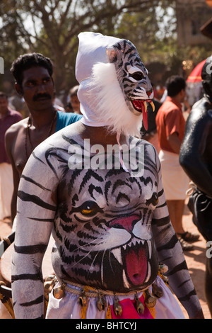 L'Inde, le Kerala, Adoor, Sree Parthasarathy temple, Gajamela Pulikali, danseur, avec le corps peint comme des animaux sauvages Banque D'Images