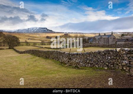 Pen-Y-Ghent vue à travers les terres agricoles Banque D'Images