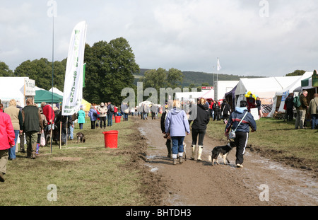 Les visiteurs de marcher dans la boue à Chatsworth Pays ou juste jeu de Chatsworth House Angleterre Derbyshire UK Banque D'Images