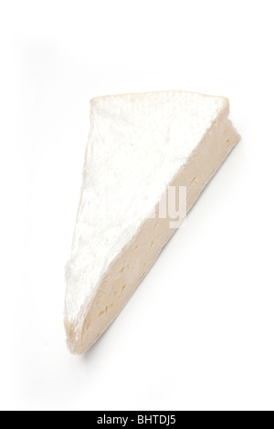 Tranche de fromage Brie isolé sur un fond blanc stdio Banque D'Images