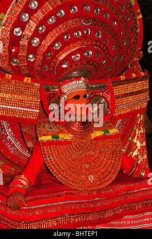 L'Inde, le Kerala, Cannanore (Kannur), Naga, Theyyam Kanni en transe étant devenu la déité du serpent Banque D'Images