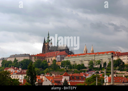 Vue sur le toit de Prague et la cathédrale Saint-Guy. République tchèque. Banque D'Images