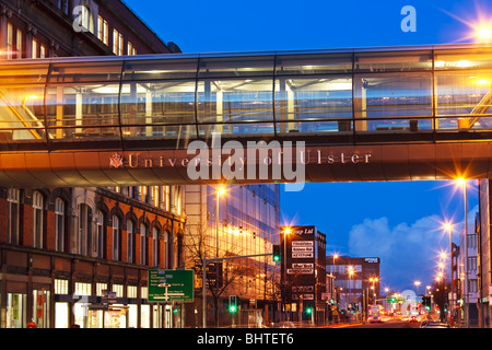 Passerelle suspendue sur York Street, entre les bâtiments de l'Université d'Ulster à Belfast, en Irlande du Nord Banque D'Images