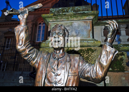 "L'orateur" par l'artiste irlandais Gareth Knowles à l'extérieur de la maison sur mesure dans le domaine de la Laganside Belfast, en Irlande du Nord Banque D'Images