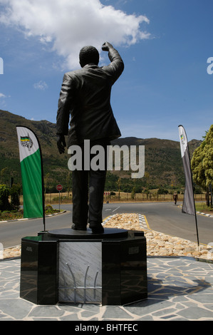 Statue de Nelson Mandela à l'entrée de l'ancienne prison Victor Verster maintenant appelé le Centre correctionnel de Drakenstein près de Paarl SA Banque D'Images