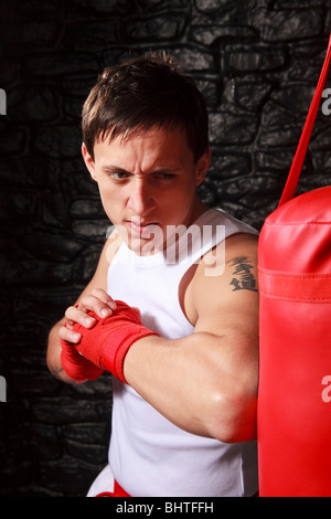 Angleterre arts martiaux karate champion de l'équipe de formation sur sac de sport avec des tours de main d'exercer et garder la forme Banque D'Images