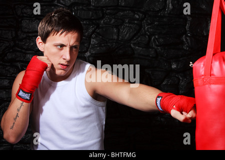 Angleterre arts martiaux karate champion de l'équipe de formation sur sac de sport avec des tours de main d'exercer et garder la forme Banque D'Images