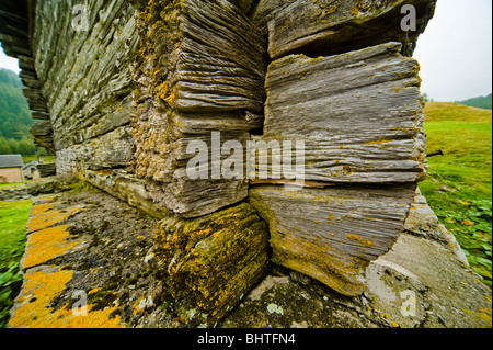 Grumes de bois patiné ancien grenier à Alpe Devero, Parco Naturale Veglia Devero, Piemonte, Italie Banque D'Images