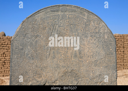 Ancienne stèle égyptienne représentant le Dieu Amon recevant des offrandes au temple de Louxor à Louxor, en Égypte Banque D'Images