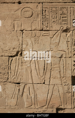 Hiéroglyphes sur les murs de temple de Louxor à Louxor, Egypte Banque D'Images